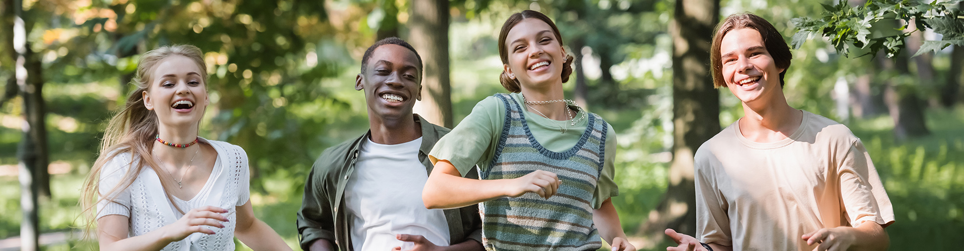 Gruppe von Jugendlichen rennt im Wald Gruppe von Jugendlichen rennt im Wald