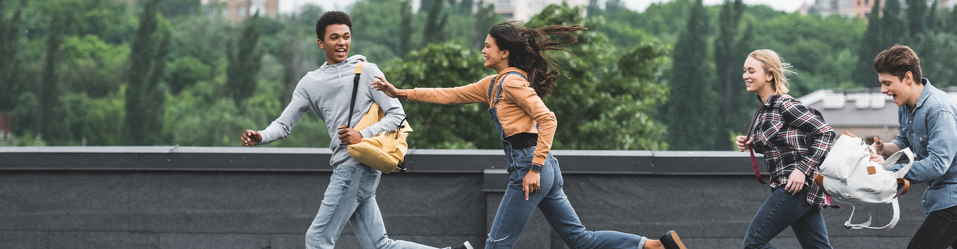 Jugendliche rennen über Hausdach Jugendliche rennen über Hausdach