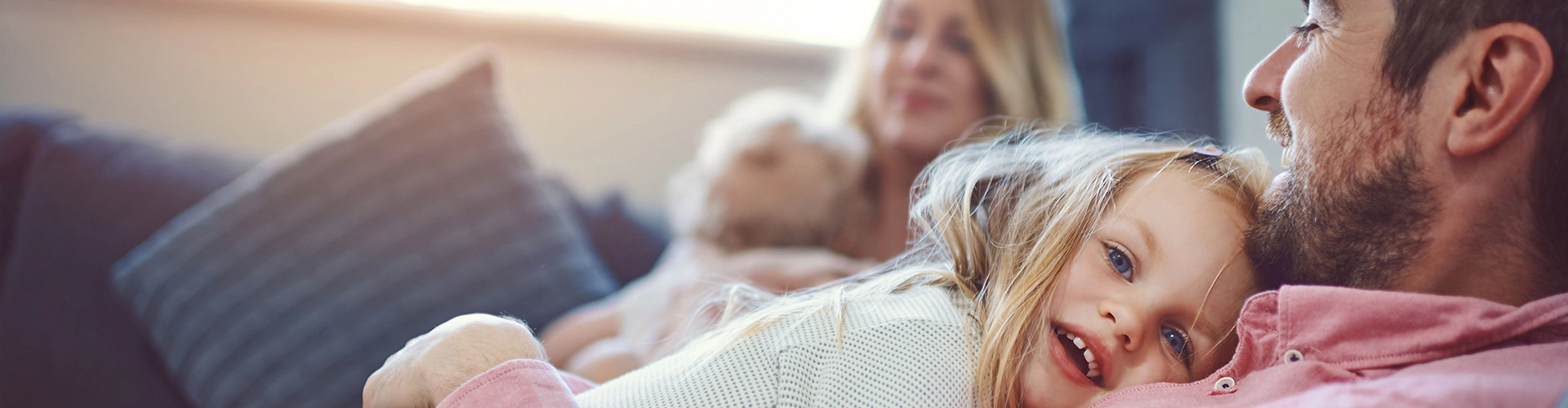 So geht es leichter - Schlaf & Pausen Vater kuschelt mit seiner Tochter auf der Couch