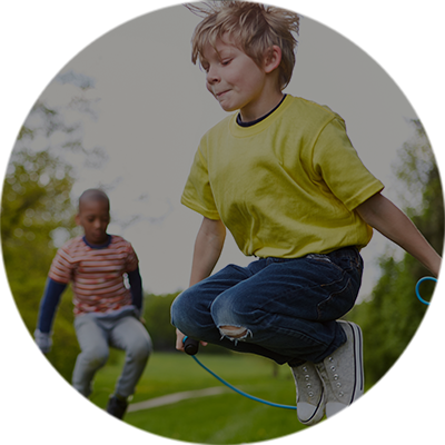 offen für neues Kind mit Rope-Skipping