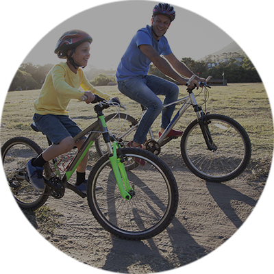 Motivieren Vater und Sohn fahren gemeinsam Fahrrad