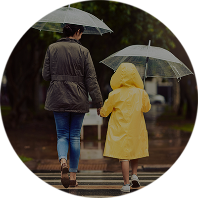 Regelmäßig Mutter und Kind laufen im Regen